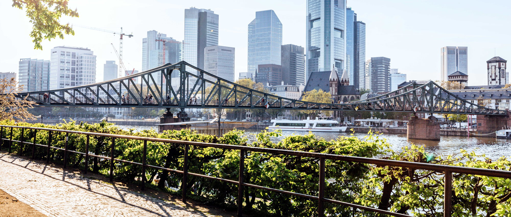 Frankfurt am Main mit Main, Brücke und Skyline – Rauchwarnmelder-Service in Hessen