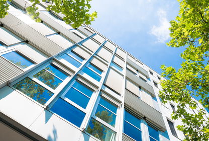 Blick auf eine Fensterfront bei gutem Wetter.