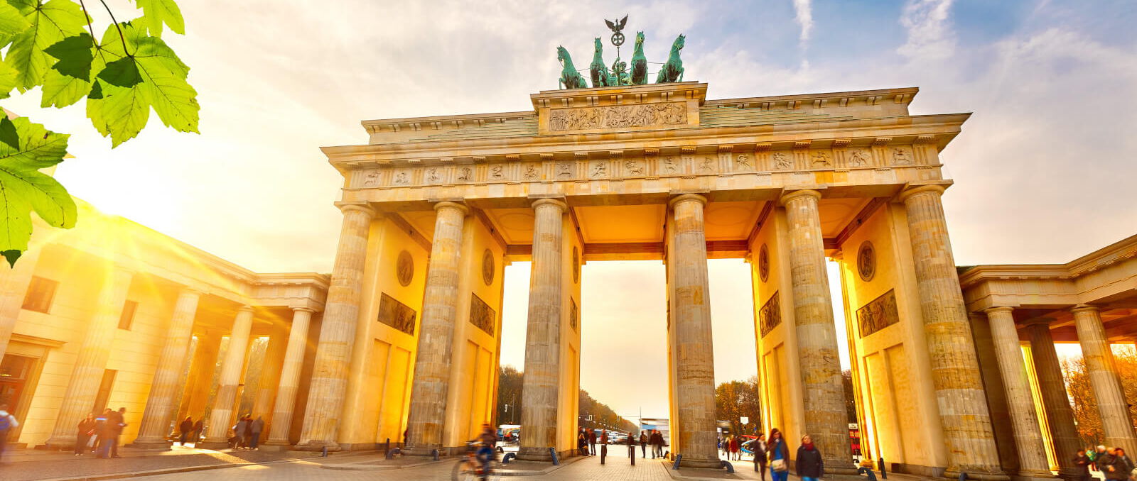 Brandenburger Tor in warmem goldenen Sonnenlicht mit tief stehender Sonne von der Seite.