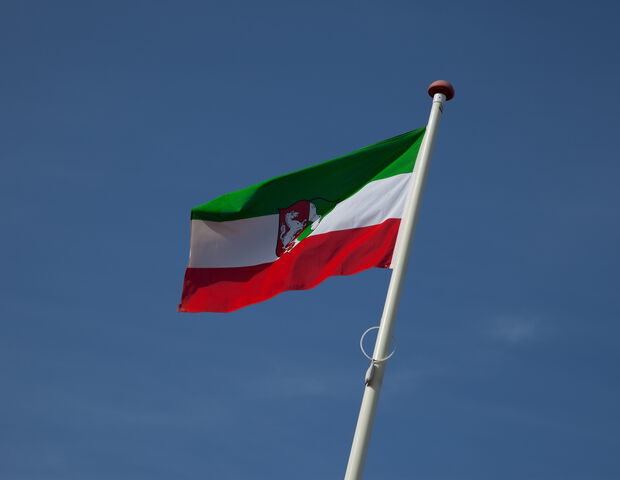 Flagge von Nordrhein-Westfalen mit Landeswappen als Symbol für die Region rund um Meerbusch und Düsseldorf.