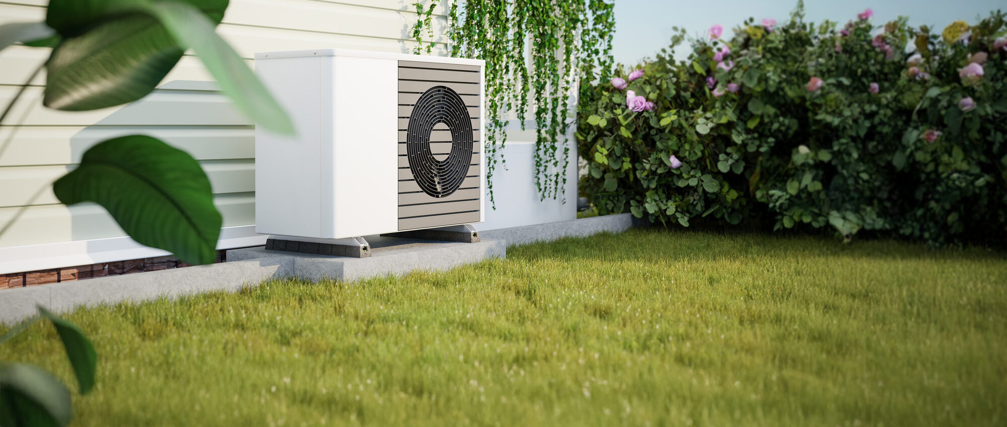 Gebäudeenergiegesetz (GEG) – Wärmepumpe vor Hauswand.