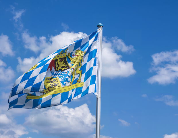 Bayerische Flagge weht im Wind