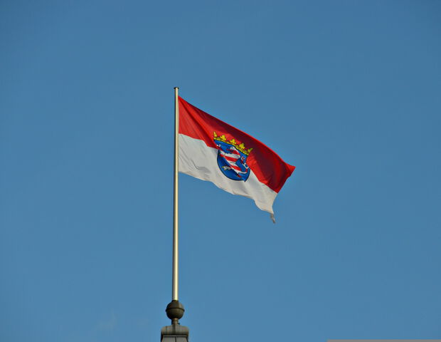 Hessische Flagge vor blauem Himmel – Rauchwarnmelderpflicht in Hessen